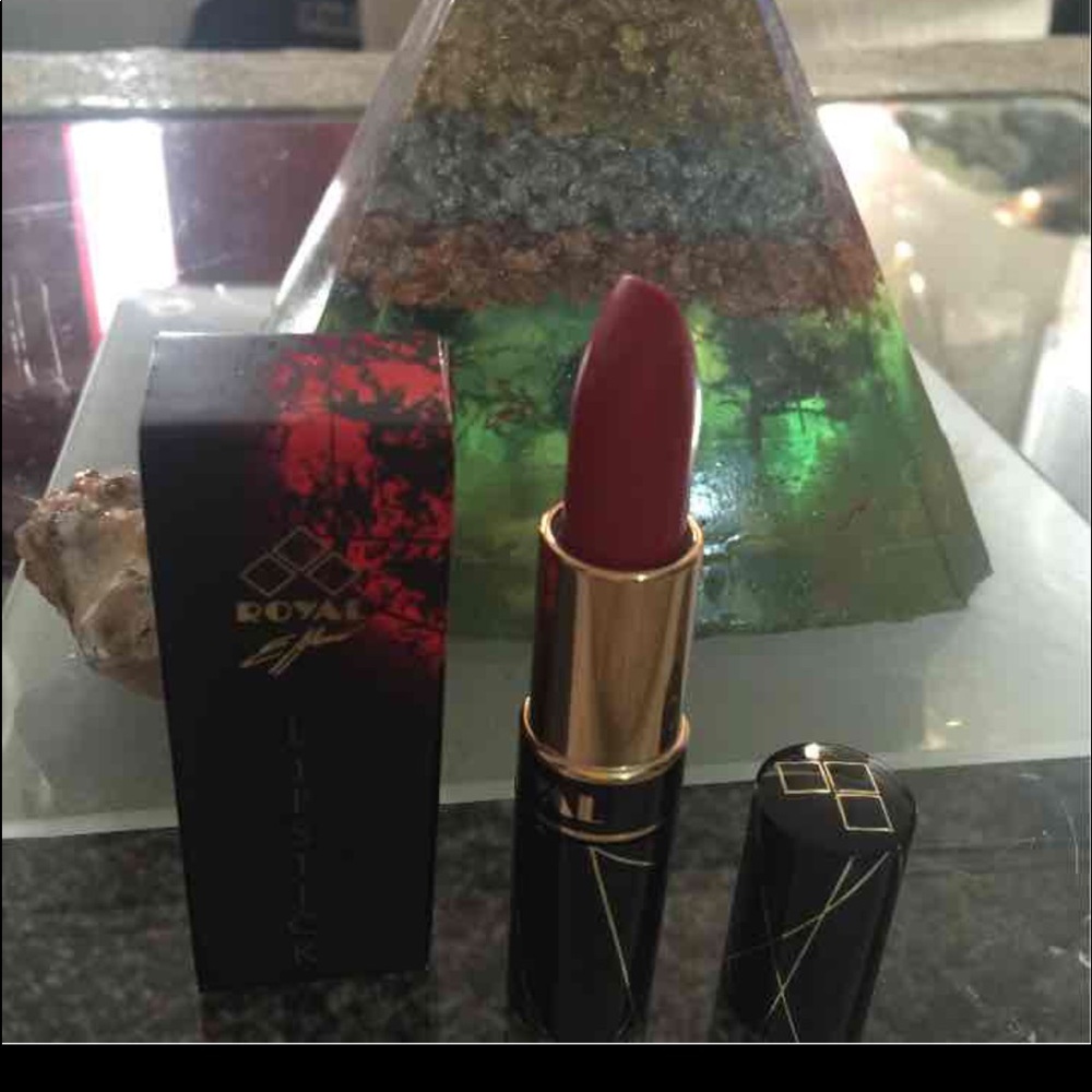Brand new Royal Lipstick #060